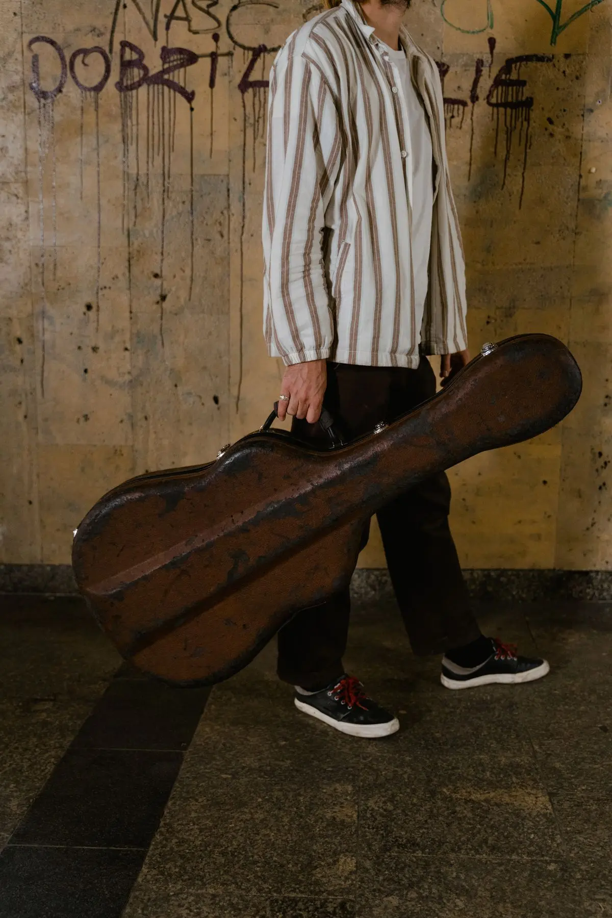 A guitar instrument, representative of a electric guitar (gig bag).